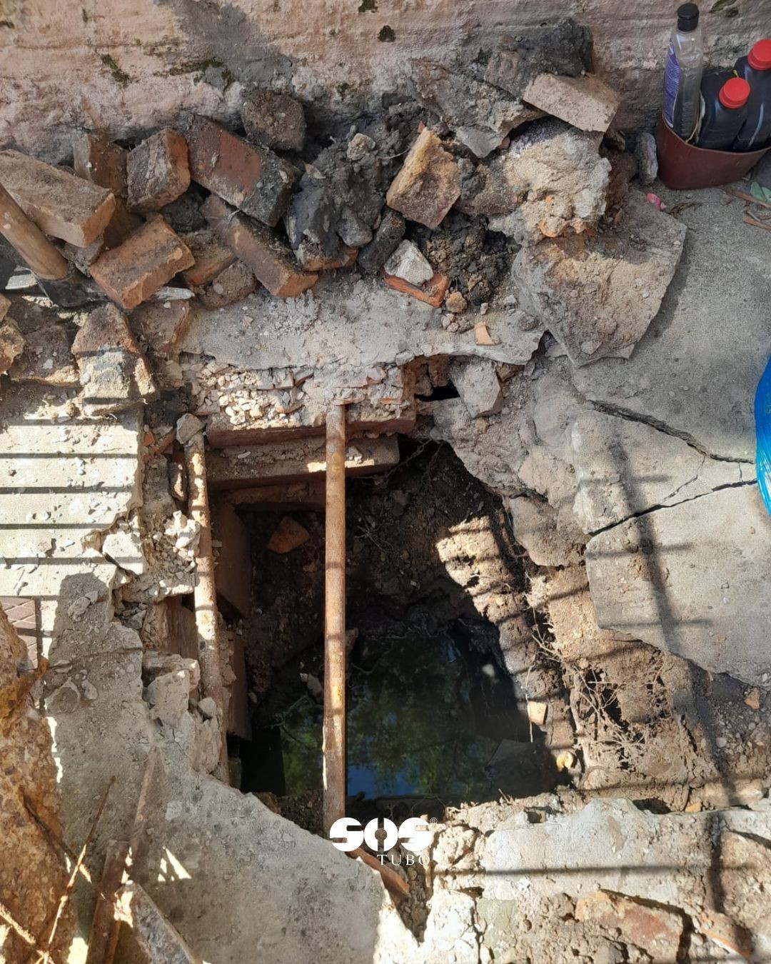 OS PERIGOS DE UM CANO DE ESGOTO ROMPIDO OU VAZANDO PARA A ESTRUTURA DO IMÓVEL.