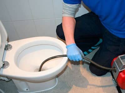 QUANTO CUSTA DESENTUPIR O VASO SANITÁRIO ? ENTENDA OS FATORES, QUANDO CHAMAR UM PROFISSIONAL E DICAS QUE PODEM AJUDAR.