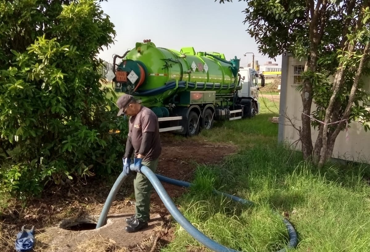 Caminhão limpa fossa SOS Tubo de 15 m³ em atendimento
